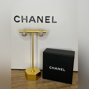 🆕 Authentic NWT Chanel CC Pearl Stud Earrings